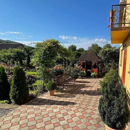 Квітковий Двір Galambos Kültér fotó